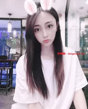 重庆渝北兼职高端外围美甲店妹子下海兼职，小逼好紧。夹得好舒服。水又多