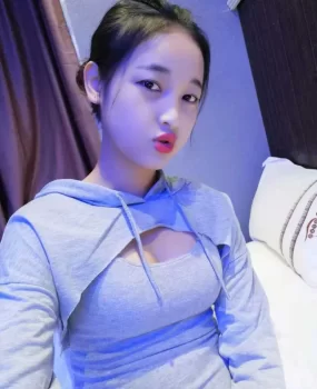 夜店小妹下海兼职出台，粉嫩粉嫩的水蜜桃她看起来让人心痒痒